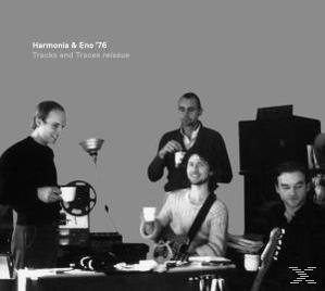 Band in Schwarzweiß. Vier Männer mit Kaffeetassen und Instrumenten.