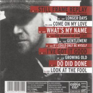 Albumcover zeigt das Gesicht eines Mannes mit Text über Songs. Das Album trägt den Titel 'Still Frame Replay'.