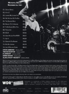 Rückseite eines Albumcovers mit Text und einem Bandfoto. Die Band steht auf der Bühne.