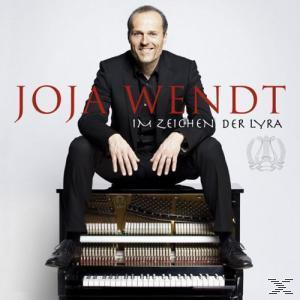 Albumcover von Joja Wendt, der auf einem Klavier sitzt. Text: 'Joja Wendt im Zeichen der Lyra'.