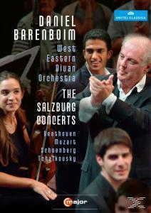Albumcover für Daniel Barenboim, West-Eastern Divan Orchestra, The Salzburg Concerts. Menschen applaudieren auf der Bühne.