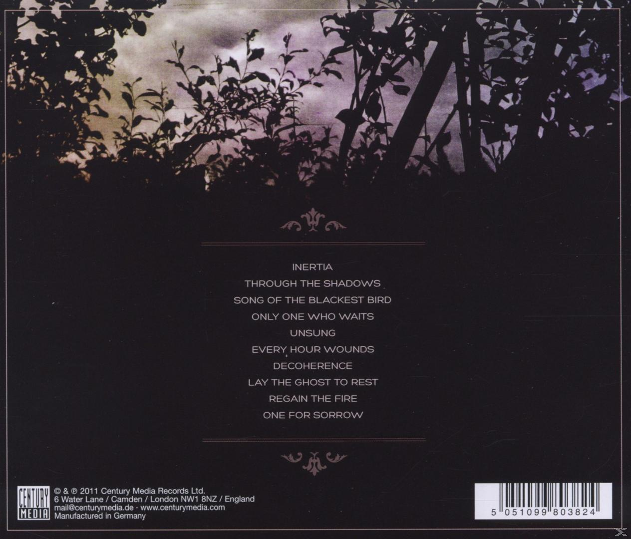 CD borító szöveggel. Sötét háttér, szöveg, beleértve az album címét és a dalok címeit.