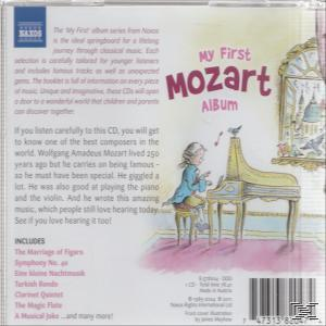 A My First Mozart Album CD tokjának hátulja. A borítón egy gyerek zongorázik.