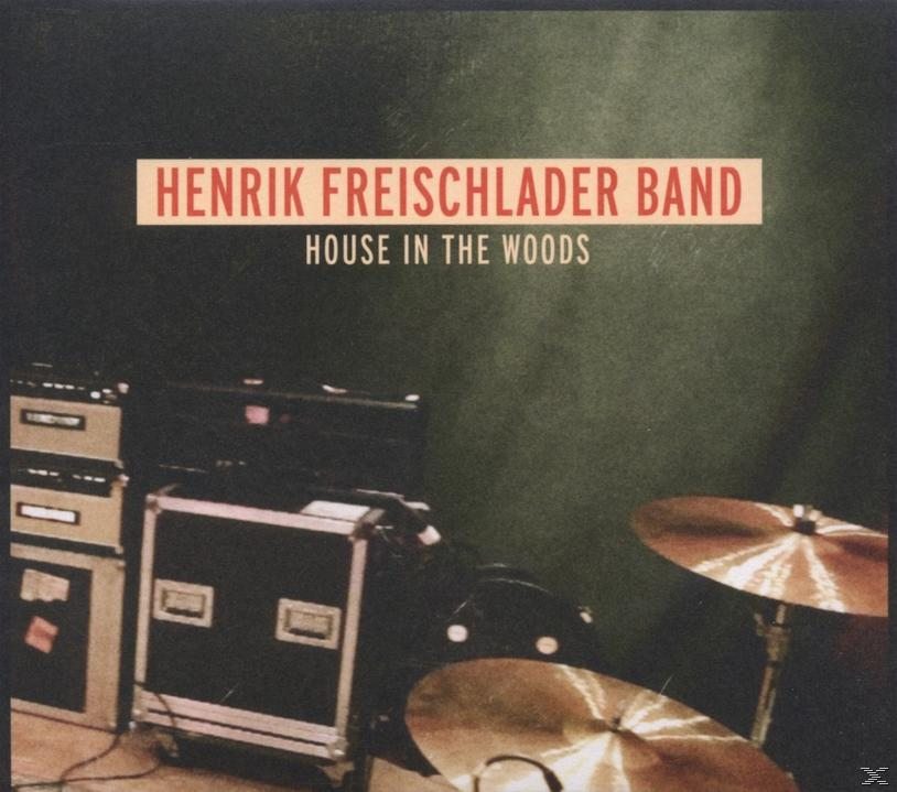 Albumcover für die Henrik Freischlader Band. Instrumente und Bühnenequipment sind sichtbar.