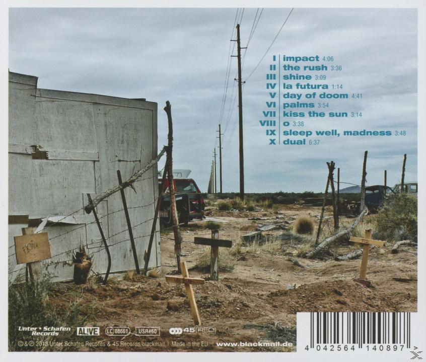 Albumcover mit einer trostlosen Landschaft. Kreuze, ein Zaun und ein Gebäude im Hintergrund. Der Himmel ist bewölkt.
