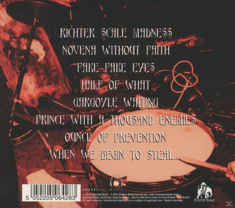 CD-Cover mit Songtiteln, Schlagzeug im Hintergrund, Rot-Schwarz-Farbschema.