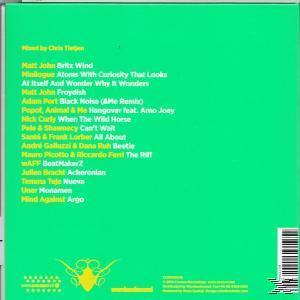 Album-Rückseite mit Titelliste. Der Hintergrund ist grün mit einem gelben Design.