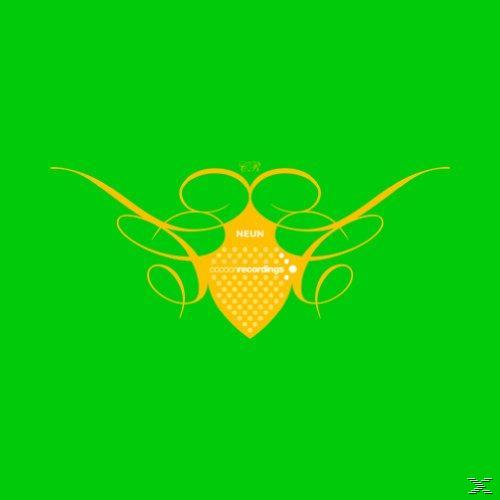 Gelbes und oranges abstraktes Design auf grünem Hintergrund.