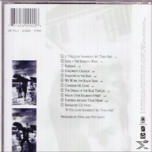 CD-Hülle hinten. Listet Songtitel und Credits auf. Enthält ein Bild von Menschen in Schwarzweiß.
