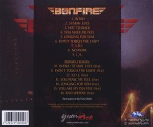 Album-Rückseite mit Trackliste, Künstlername und Logo. Dunkler Hintergrund mit gelben und roten Akzenten.