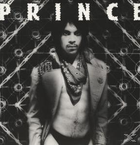 Prince in Schwarzweiß. Er trägt Schal und Mantel, mit Logo oben.