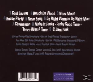 Albumcover: Eine Liste der Songtitel auf dunklem Hintergrund mit Künstler- und Musikercredits.