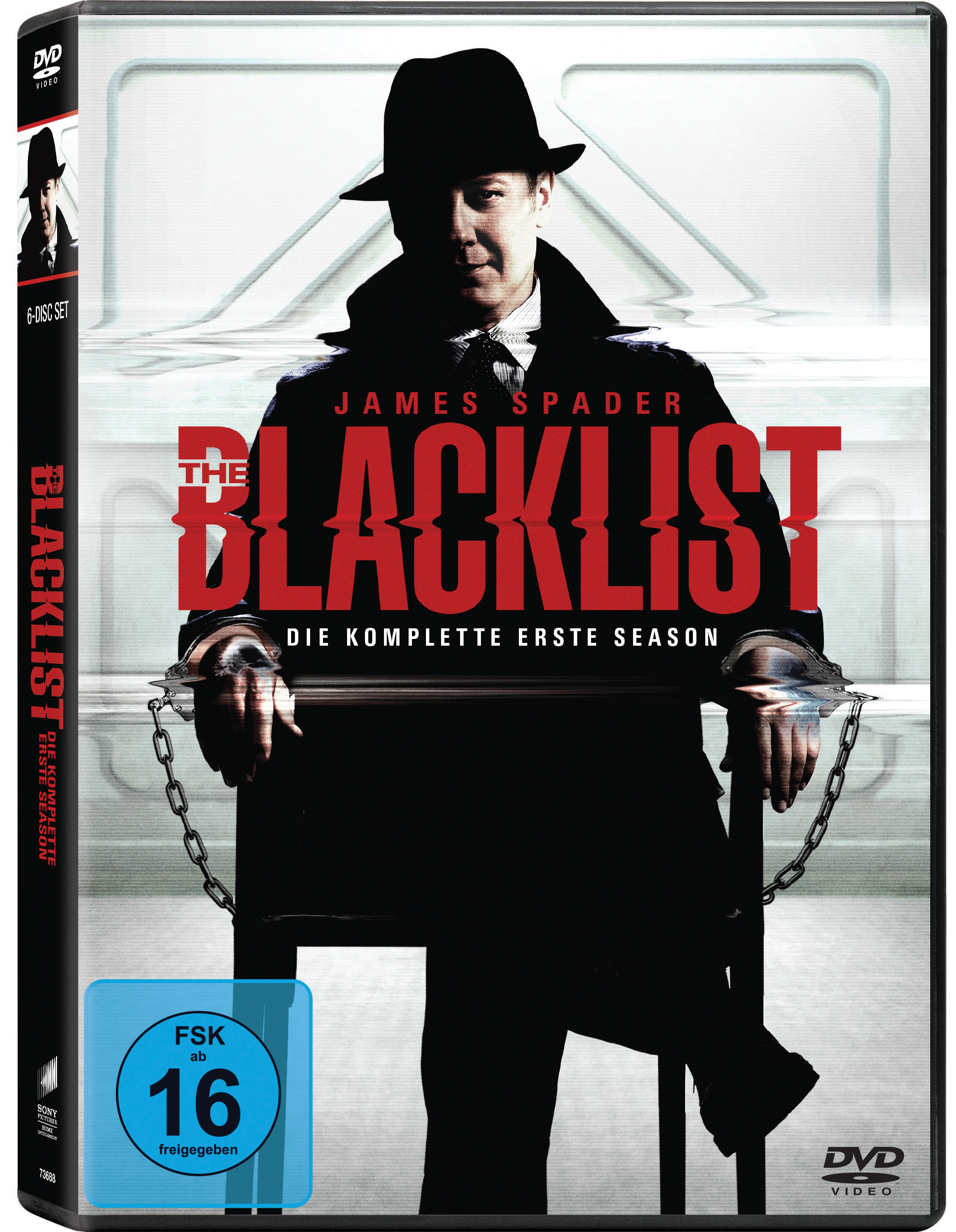 DVD-Cover von The Blacklist. James Spader in einem schwarzen Mantel. Der Titel ist rot.