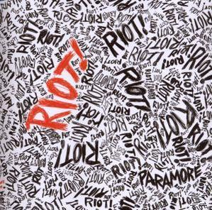 Albumcover mit dem Wort 'Riot!' in Rot vor einem Hintergrund aus vielen 'Riot!'-Wörtern in Schwarz.