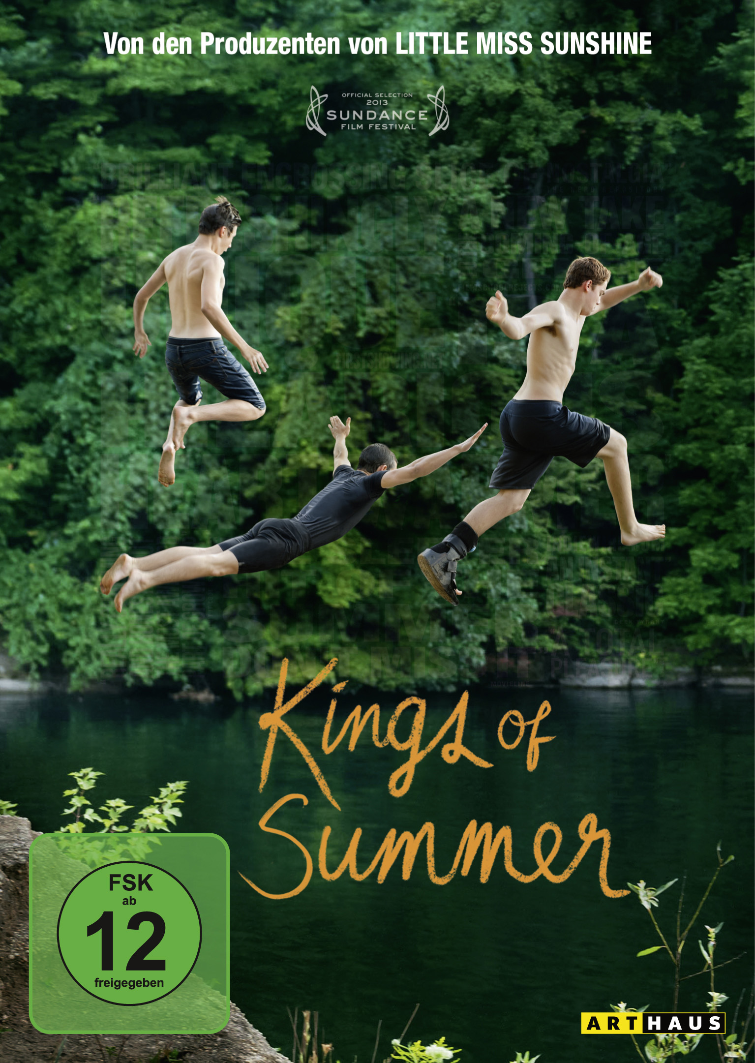 Filmposter: Drei oberkörperfreie Jungen springen von einem Felsvorsprung ins Wasser, grüne Bäume im Hintergrund.