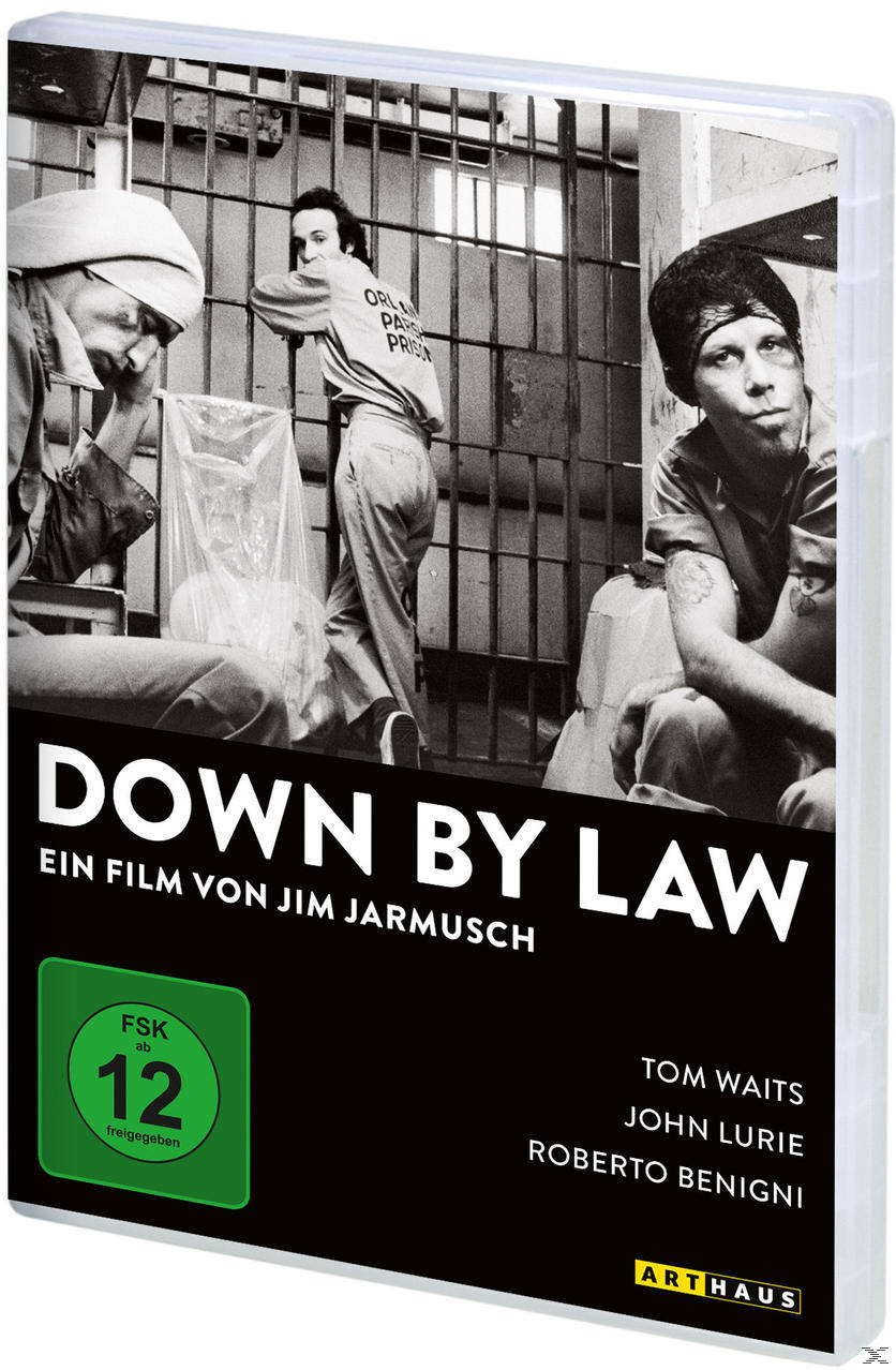 DVD-Hülle für 'Down by Law'. Drei Männer in einer Gefängnisumgebung. Schwarzweiß mit Titel und Schauspielern.