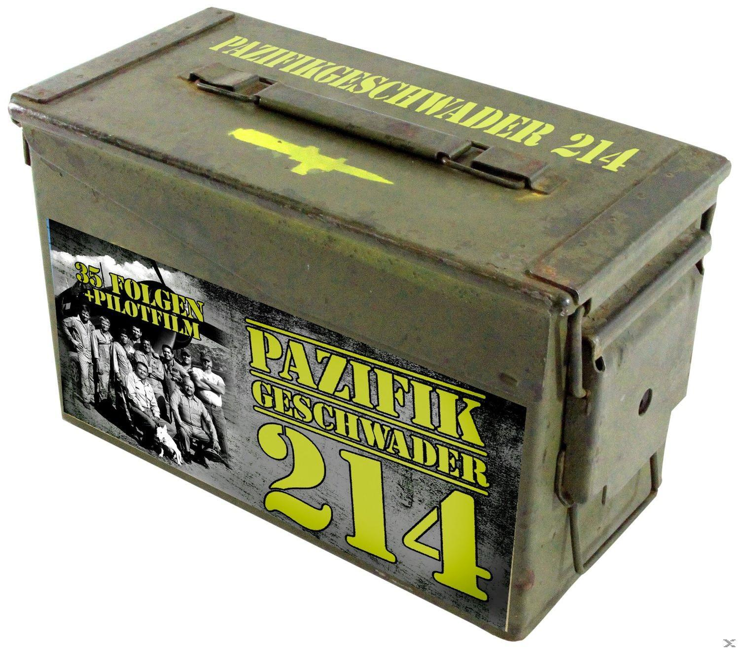 Grüne Militärbox mit Schrift. Ein Aufkleber mit einer Personengruppe ist sichtbar.