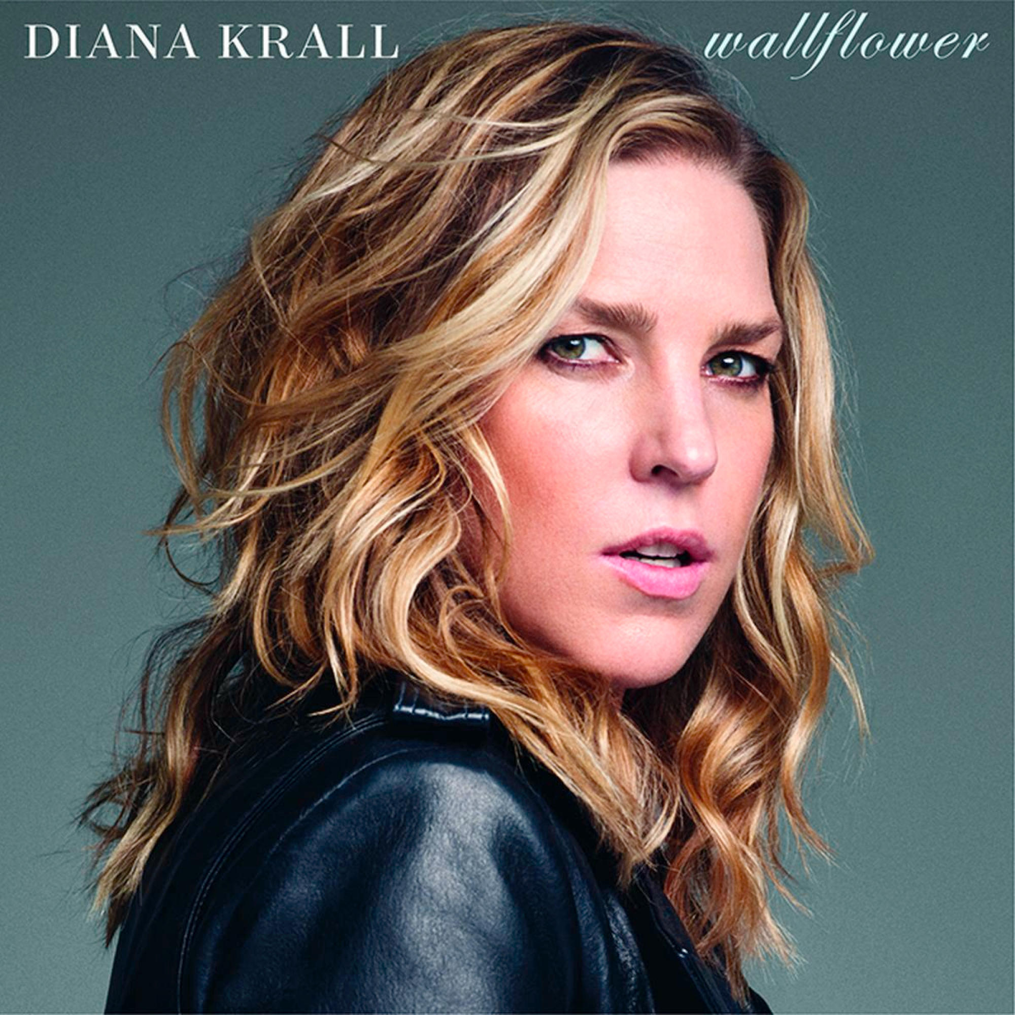 Blondhaarige Frau, die nach vorne schaut. Der Albumtitel ist "wallflower" und der Künstlername ist "Diana Krall".