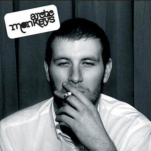Arctic Monkeys albumborítója, fekete-fehér fotó egy cigarettázó férfiról, komoly arccal.