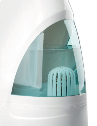 Weißer Luftbefeuchter mit blau getönter Wasserkammer, Wasser sichtbar.
