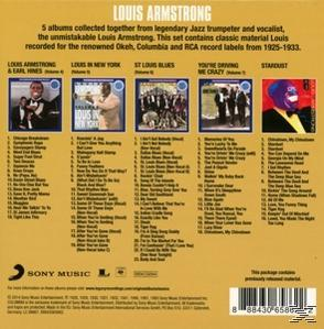 Rückseite einer Louis Armstrong CD-Box. Fünf Albumcover und Titellisten werden angezeigt. Text auf der Rückseite.