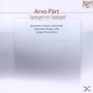 Albumcover mit Text: 'Spiegel im Spiegel'. Namen der Musiker und ein verschwommener, abstrakter Hintergrund.