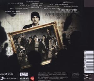 Albumcover mit einem Mann und einem Foto in einem Rahmen. Text auf der Rückseite mit Barcode. Dunkler Hintergrund.