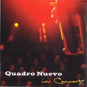 CD-Cover: Quadro Nuevo in Concert. Roter und schwarzer Hintergrund mit einer Person, die ein Mikrofon hält.