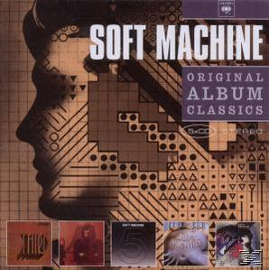 Soft Machine album borítója. Profil sziluett, grafika és albumcímek barna háttéren.