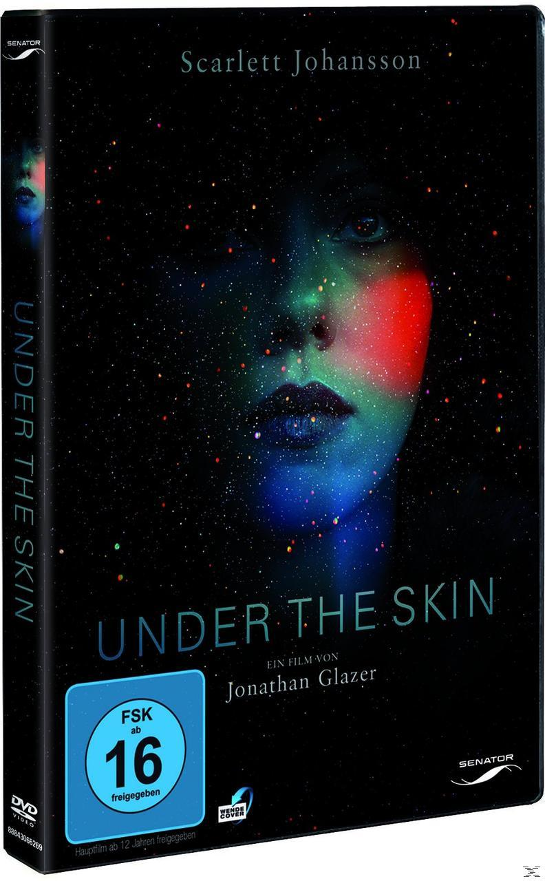 DVD-Cover mit dem Gesicht einer Frau und einem sternenklaren Hintergrund. Text 'Under the Skin' mit Besetzung und Bewertung.