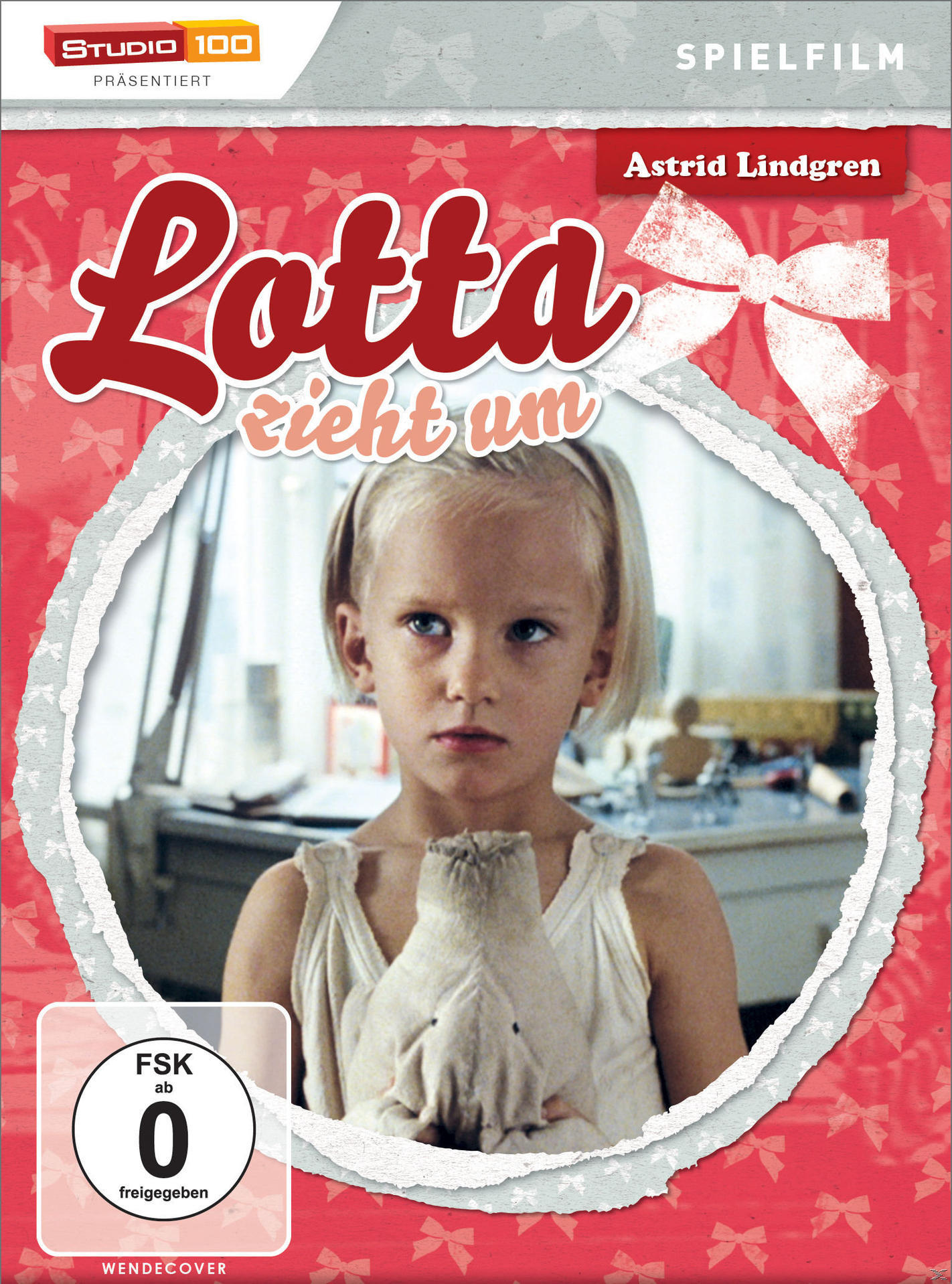 DVD-Cover mit einem jungen Mädchen, das ein Spielzeug hält. Der Titel lautet 'Lotta zieht um' in Rot.