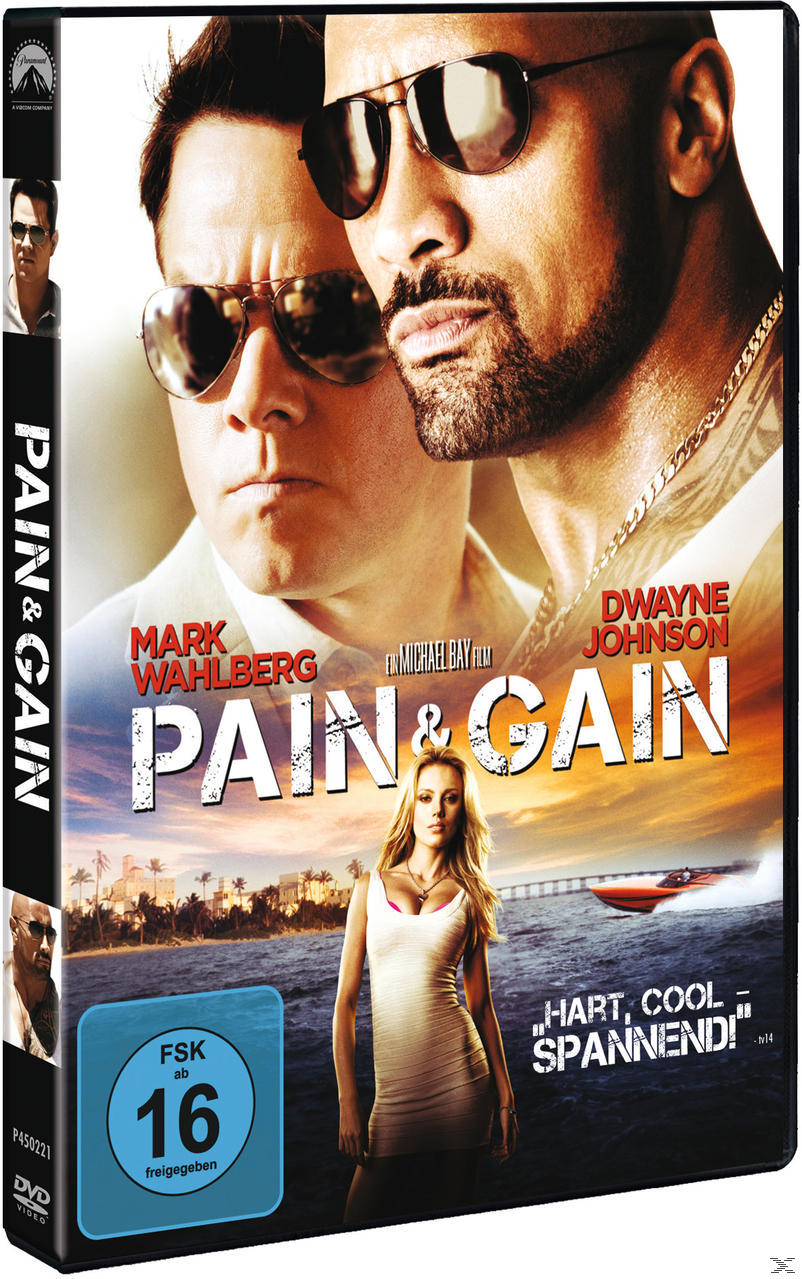 DVD-Cover für 'Pain & Gain' mit Mark Wahlberg und Dwayne Johnson, mit einer Frau in einem Kleid.