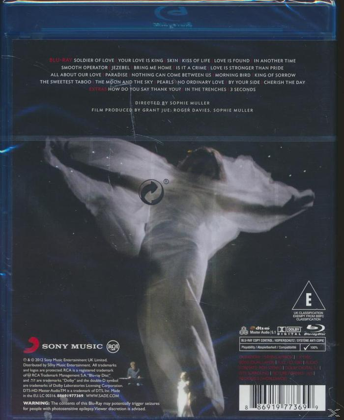 Blu-ray-Hülle mit Titeln und einer Frau in weißem Kleid, Arme ausgestreckt.
