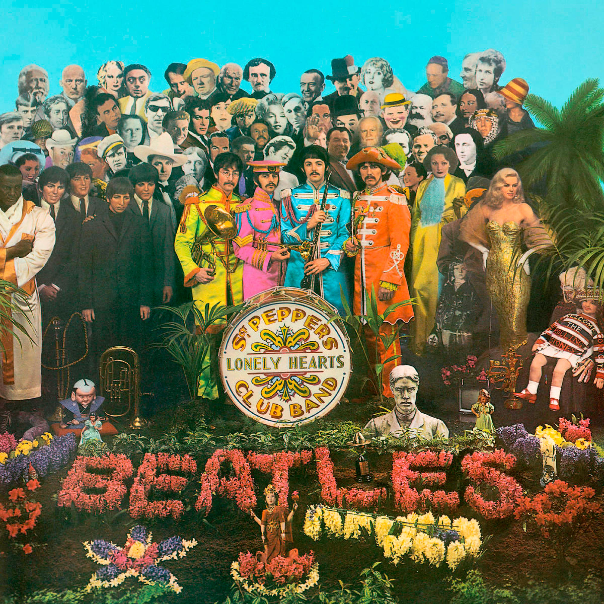 Pochette d'album. Les Beatles en tenues colorées. Beaucoup de gens en arrière-plan, fleurs en bas.