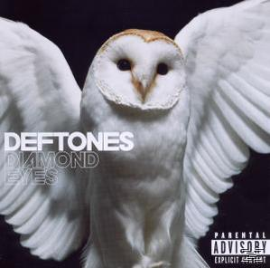 Albumcover mit einer weißen Eule mit offenen Flügeln. Der Albumtitel Deftones Diamond Eyes ist geschrieben.