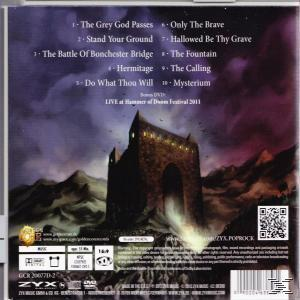 Rückseite einer CD-Hülle mit Titelliste und dunklem Hintergrund mit Burg.