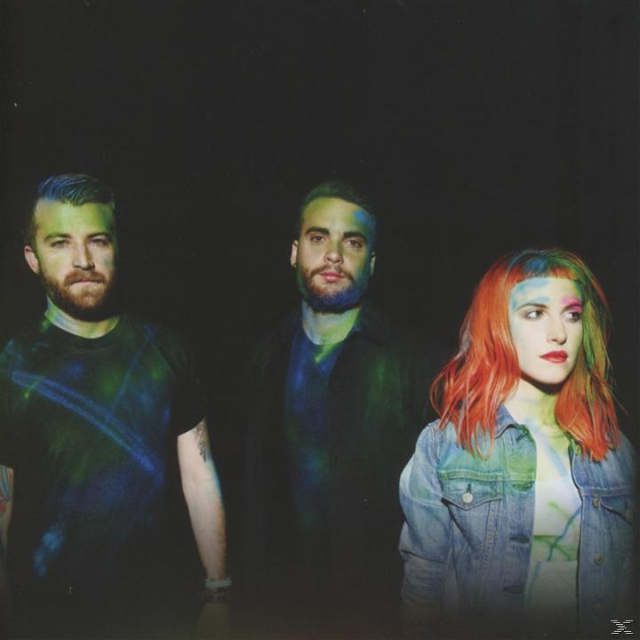 Paramore Albumcover: Drei Personen, zwei Männer und eine Frau, mit farbigem Licht auf ihren Gesichtern.