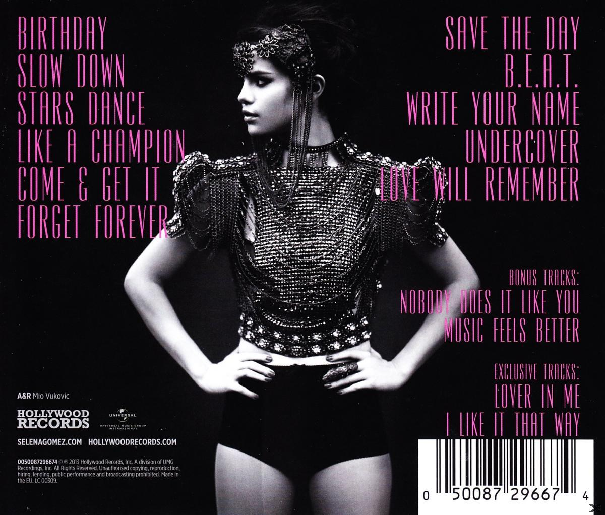 Selena Gomez Albumcover. Sie trägt ein geschmücktes Oberteil und Shorts, mit Songtiteln in Rosa. Schwarzer Hintergrund. Albumname 'Stars Dance'.
