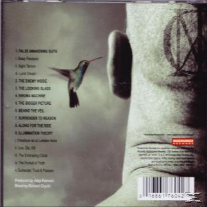 CD borító. Férfi fül, kolibri és tetoválás. Számlista bal oldalon.