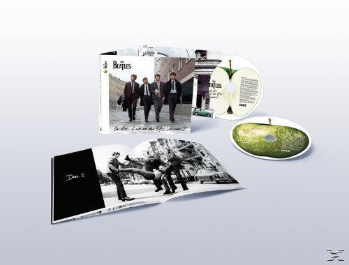 The Beatles 'On Air - Live at the BBC Volume 2'-Album. CDs, Broschüren und ein apfelförmiger Aufkleber.