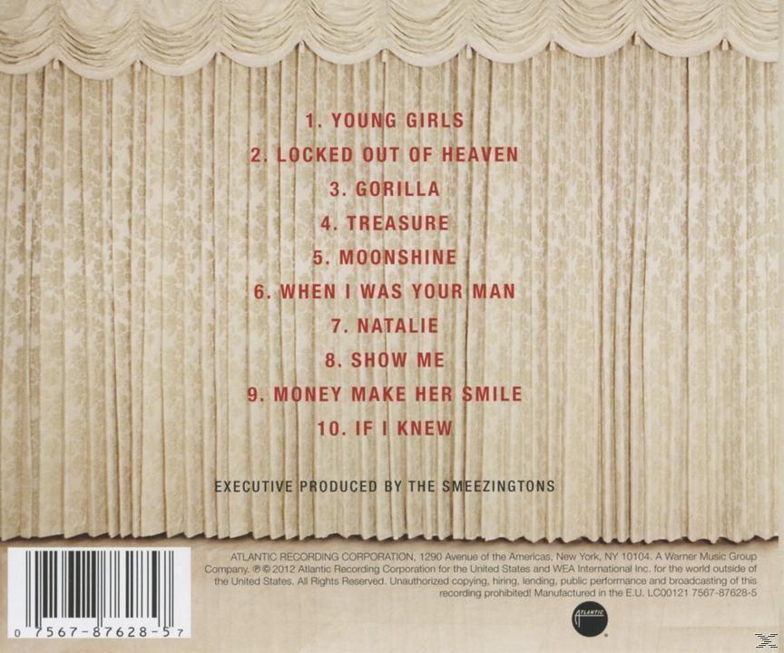 Die Rückseite einer CD-Hülle mit einer Liste von Songs auf einem bühnenartigen Hintergrund.