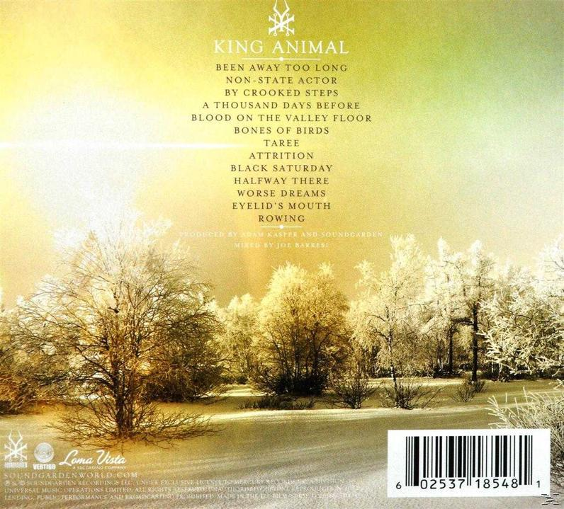Rückseite eines CD-Covers mit Text und einer schneebedeckten Landschaft mit Bäumen. Unten befindet sich ein Barcode.