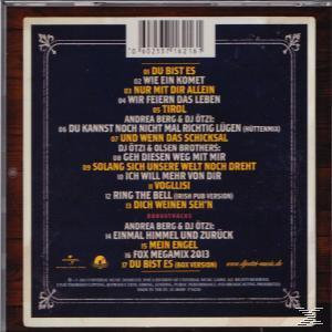 Rückseite einer CD mit Titelliste und Design. Brauner Holzgrund.