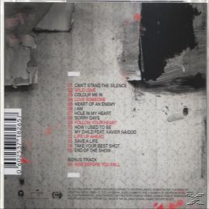 Rückseite einer CD-Hülle mit Titelliste und Text. Der Text ist rot und weiß.
