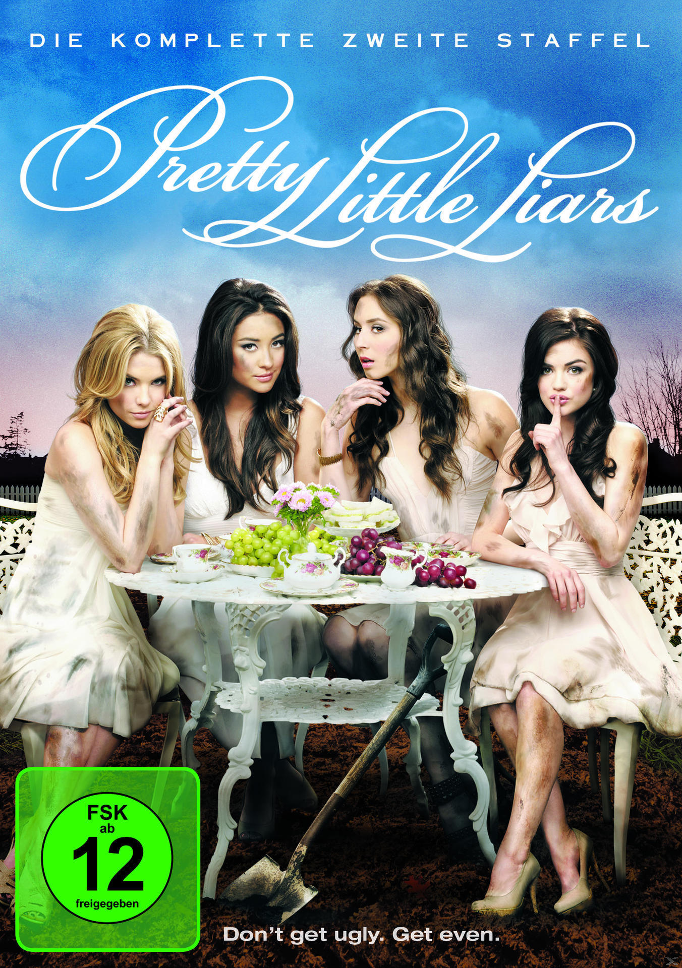 DVD-Cover von 'Pretty Little Liars', vier Frauen sitzen an einem Tisch, Schmutz auf ihrer Kleidung. Titel oben.