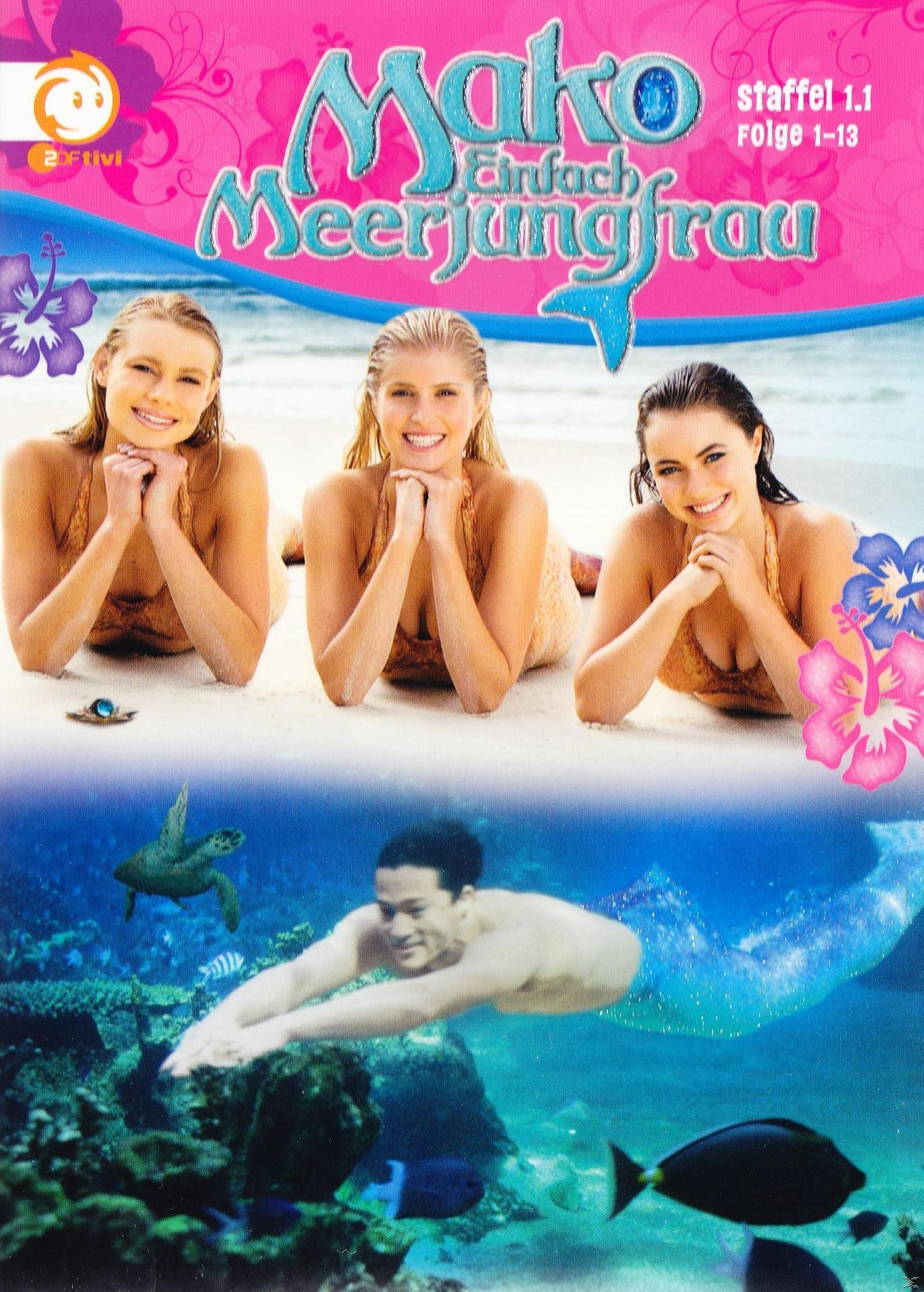 Drei Meerjungfrauen lächeln am Strand, ein Mann schwimmt unter Wasser. Der Titel ist 'Mako - Einfach Meerjungfrau'.