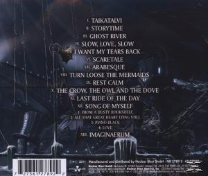 Rückseite des Albums. Songtitel sind in weißer Schrift aufgelistet. Dunkler, stimmungsvoller Hintergrund. Ein Zylinder steht links.