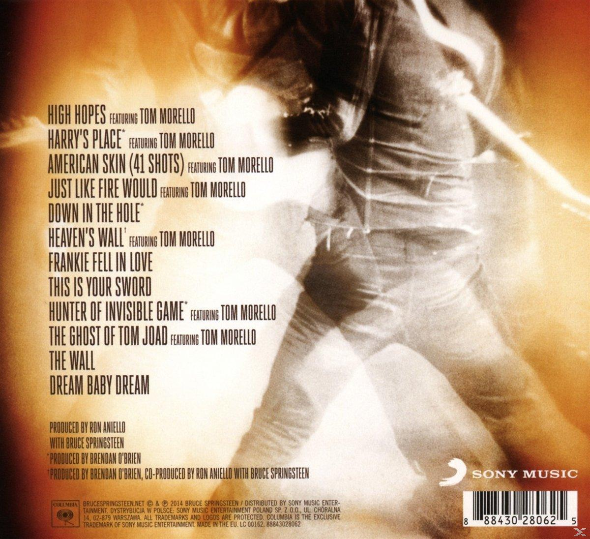 Albumcover mit Text und Songtiteln. Ein Mann in einer Jeansjacke ist sichtbar. Weißer Hintergrund.