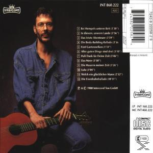 CD-Rückseite. Ein Mann sitzt mit einer Gitarre und die Album-Trackliste.