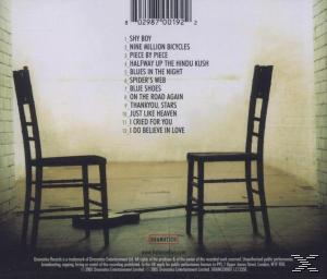 Az album hátlapja, a dallistával. Két szék a fallal szemben.